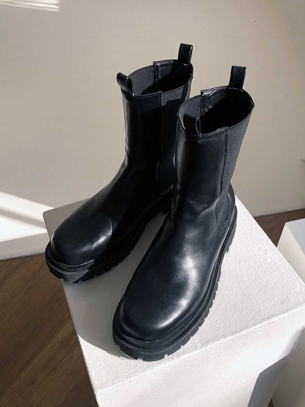 middle chelsea boots