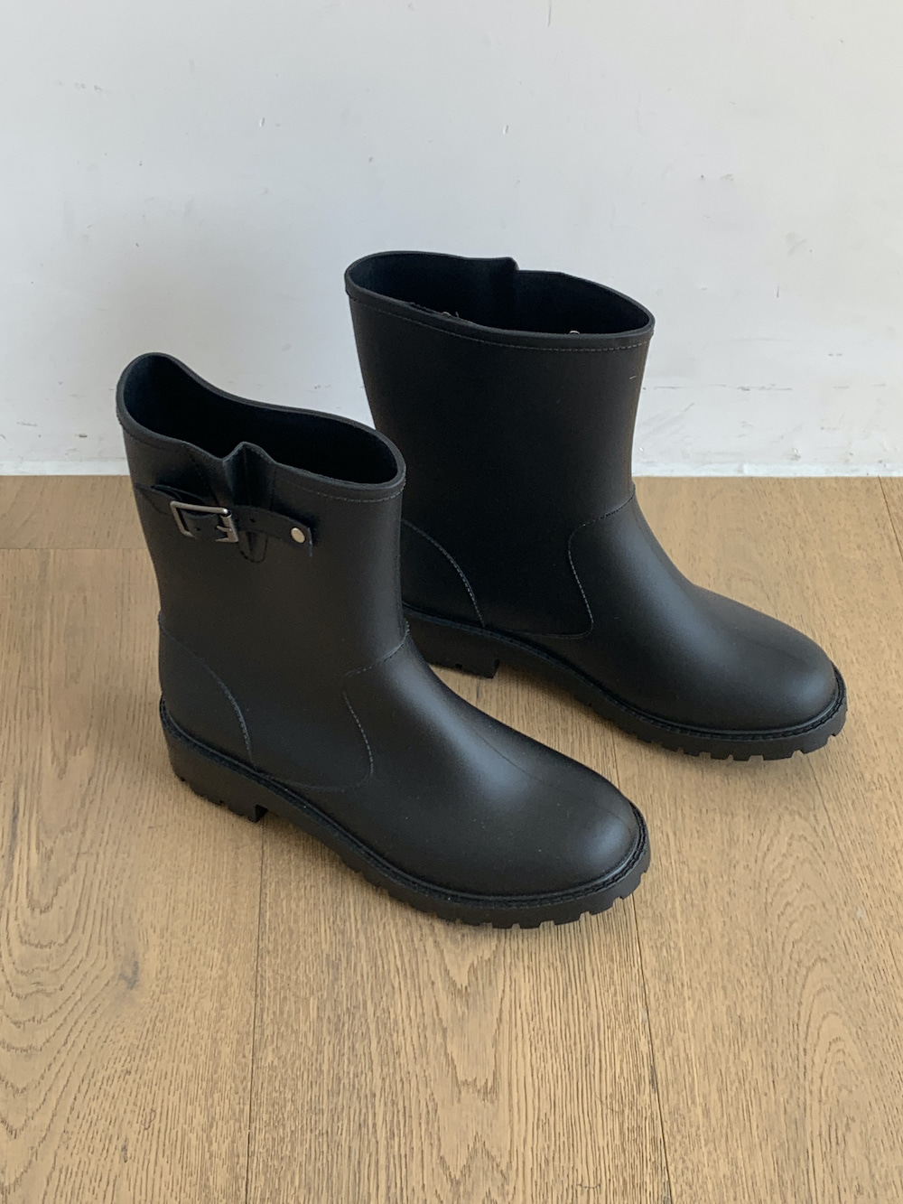 Buckle middle rain boots